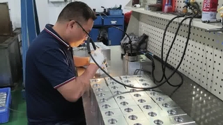 원활한 오일 통로를 보장하는 유압 밸브 블록의 수동 디버링