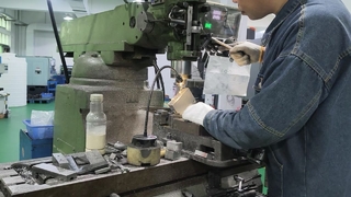 CNC 가공 블록의 유압 매니폴드 디버링 공정 정밀 마무리